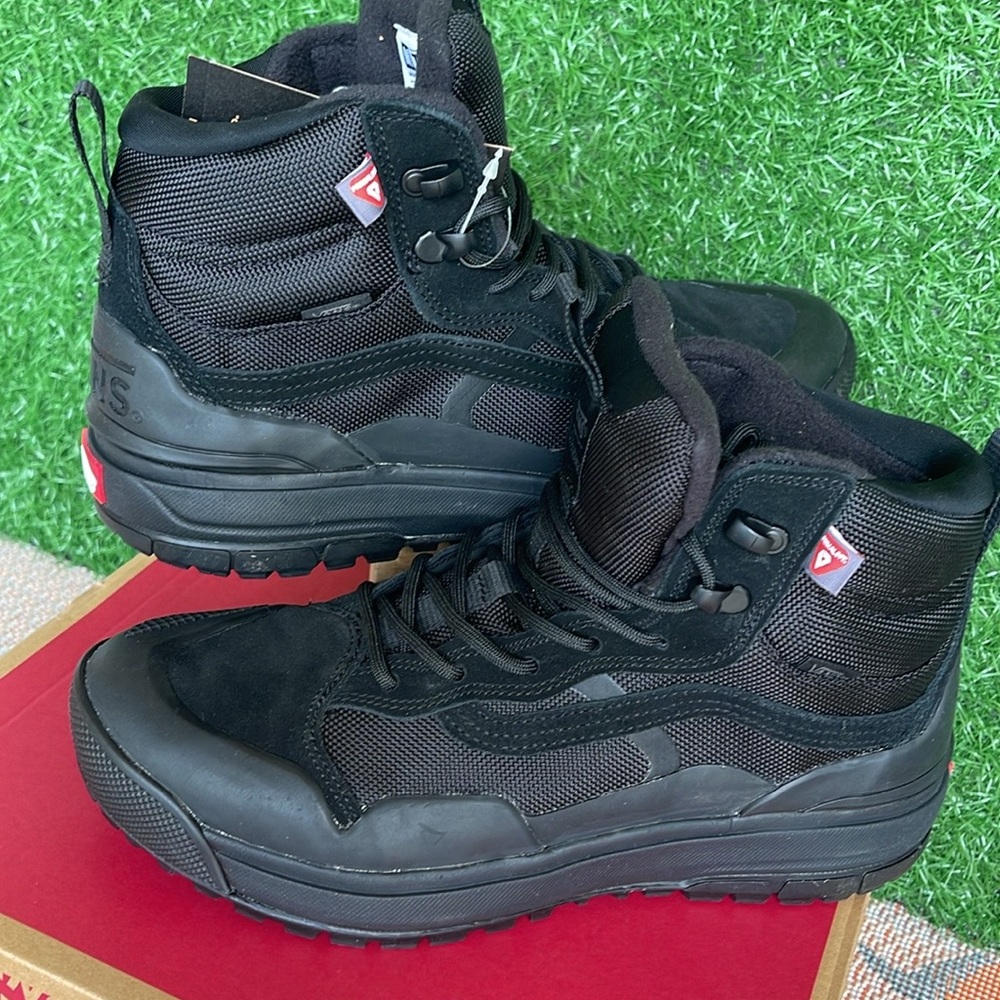 Vans WMNS Ultrarange Exo
Black/Black
VN0A4BVSBKA
Boots Sneakers - Picture 10 of 16